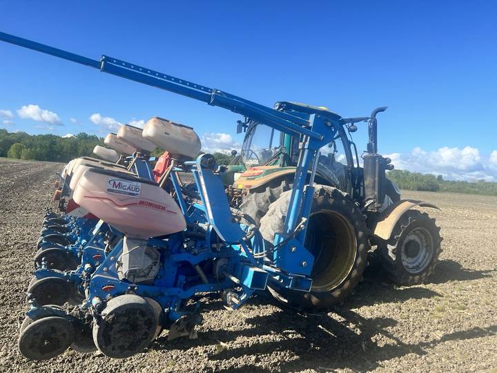 semis-de-tournesols-avec-un-lovol-tracteur-p5130-en-vendee